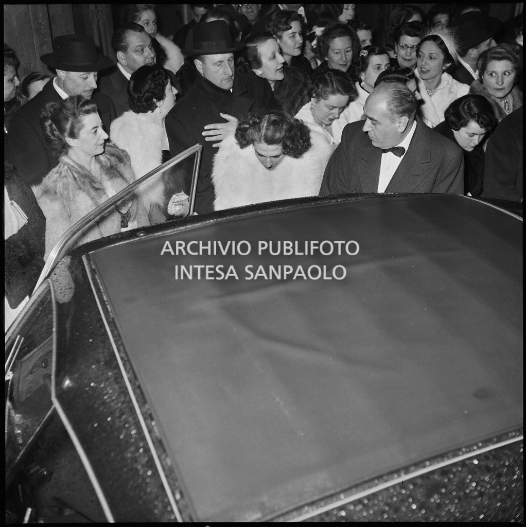 Spettatori in attesa dell'automobile nella galleria delle carrozze del Teatro alla Scala, al termine della serata inaugurale della stagione lirica 1952-1953 con l'opera "Macbeth" di Giuseppe Verdi diretta da Victor de Sabata, con la regia di Carl Ebert