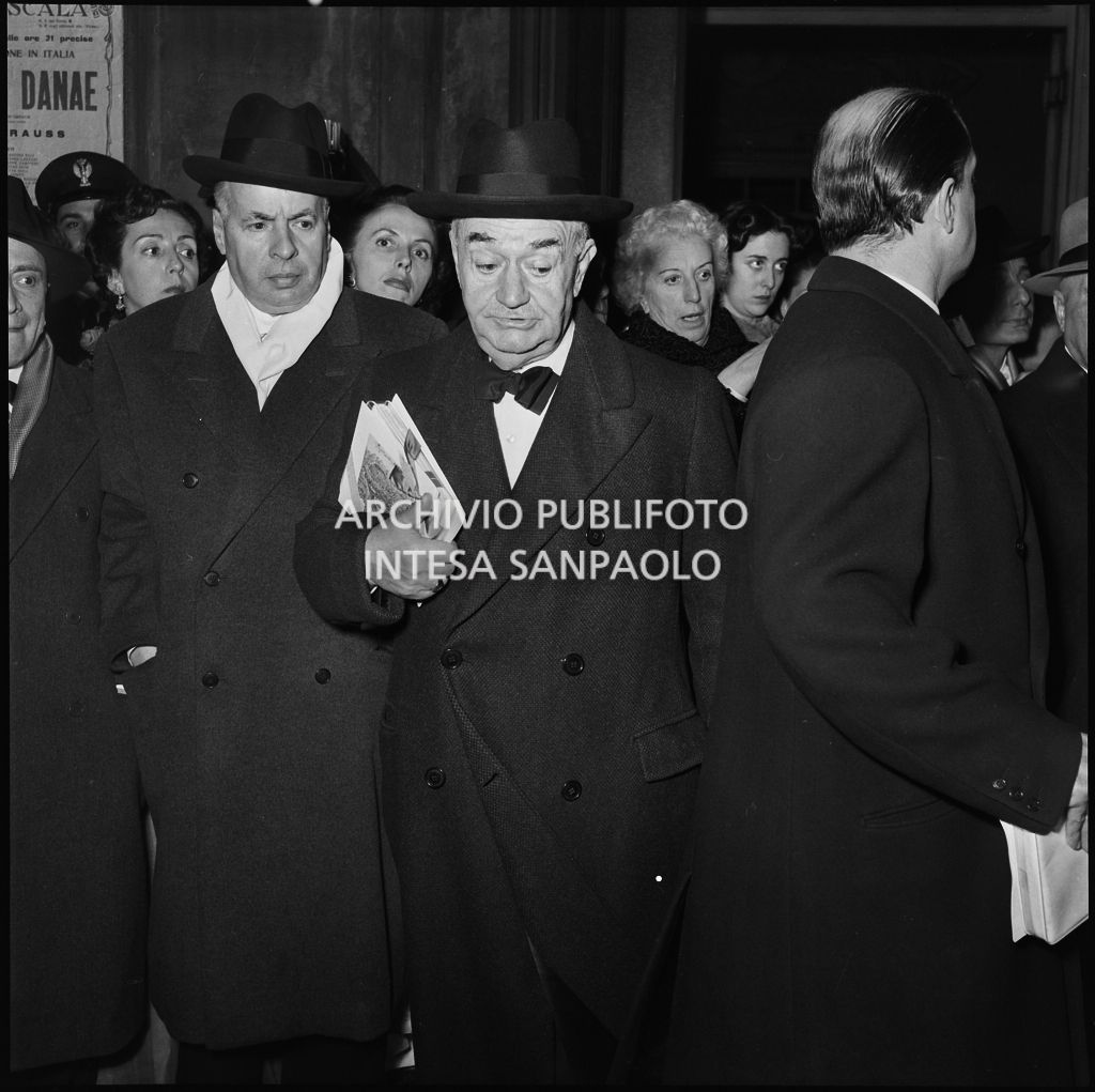 Spettatori nella galleria delle carrozze del Teatro alla Scala al termine della serata inaugurale della stagione lirica 1952-1953 con l'opera "Macbeth" di Giuseppe Verdi diretta da Victor de Sabata, con la regia di Carl Ebert