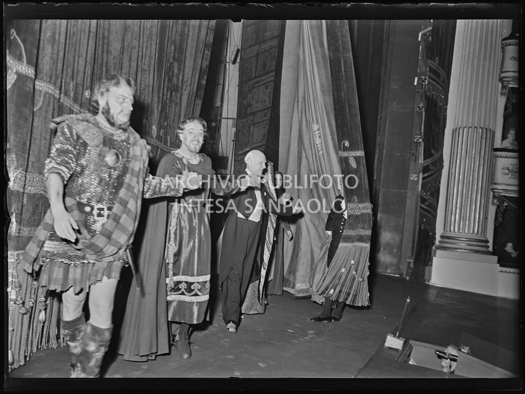 Gli artisti e il direttore d'orchestra Victor de Sabata sul palcoscenico del Teatro alla Scala alla conclusione della rappresentazione dell'opera "Macbeth" di Giuseppe Verdi, con la regia di Carl Ebert, con la quale è stata inaugurata la stagione lirica 1952-1953