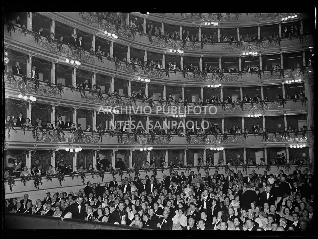 Vista sulla platea e i palchi del Teatro alla scala, gremiti di gente, in occasione della serata inaugurale della stagione lirica 1952-1953 con l'opera "Macbeth" di Giuseppe Verdi diretta da Victor de Sabata, con la regia di Carl Ebert