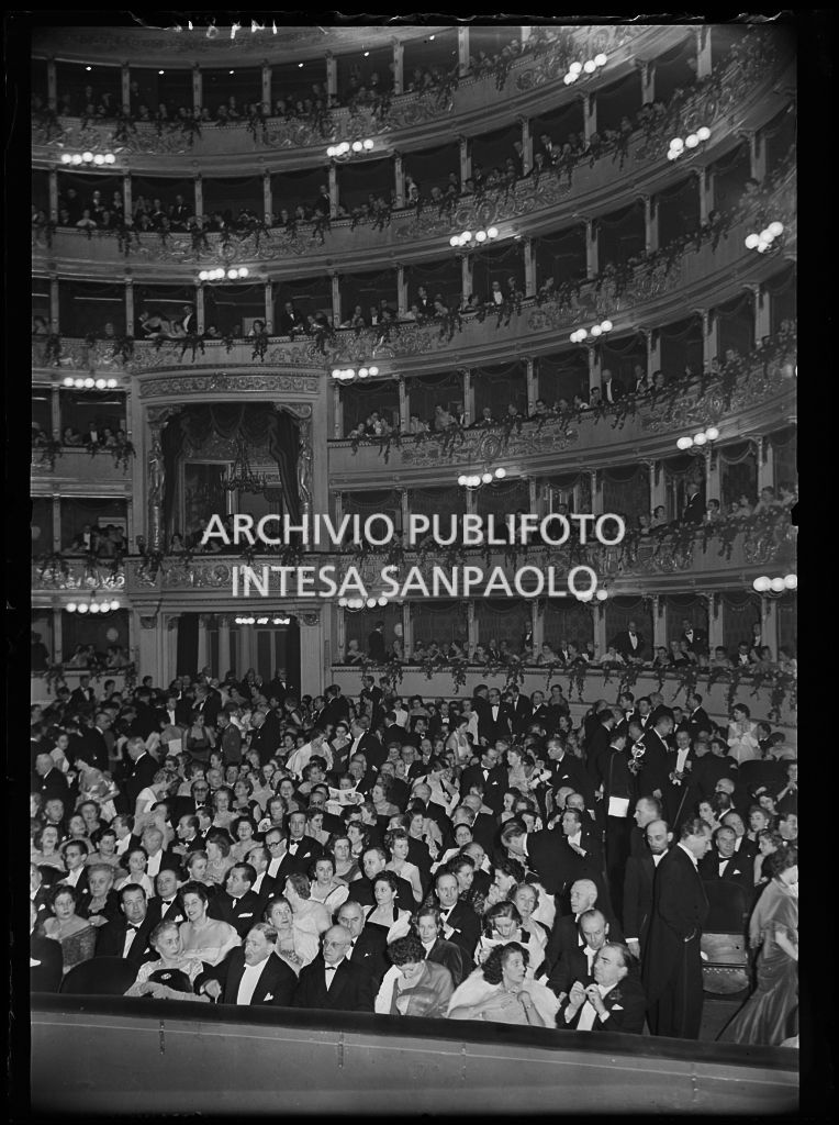 Vista sulla platea e i palchi del Teatro alla scala, gremiti di gente, in occasione della serata inaugurale della stagione lirica 1952-1953 con l'opera "Macbeth" di Giuseppe Verdi diretta da Victor de Sabata, con la regia di Carl Ebert