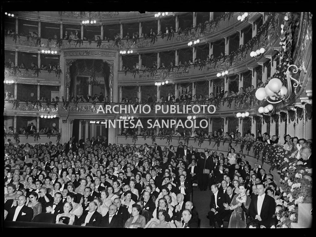 Vista sulla platea e i palchi del Teatro alla scala, gremiti di gente, in occasione della serata inaugurale della stagione lirica 1952-1953 con l'opera "Macbeth" di Giuseppe Verdi diretta da Victor de Sabata, con la regia di Carl Ebert