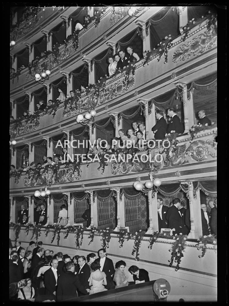 Vista sulla platea e i palchi del Teatro alla scala, gremiti di gente, in occasione della serata inaugurale della stagione lirica 1952-1953 con l'opera "Macbeth" di Giuseppe Verdi diretta da Victor de Sabata, con la regia di Carl Ebert