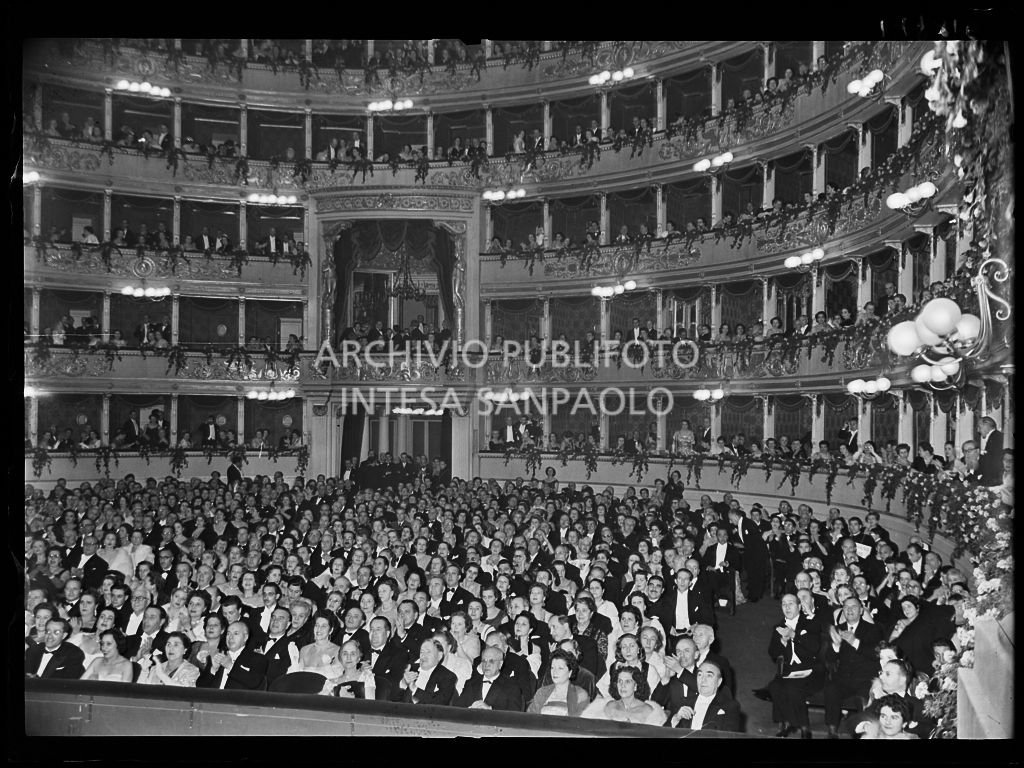 Vista sulla platea e i palchi del Teatro alla scala, gremiti di gente, in occasione della serata inaugurale della stagione lirica 1952-1953 con l'opera "Macbeth" di Giuseppe Verdi diretta da Victor de Sabata, con la regia di Carl Ebert