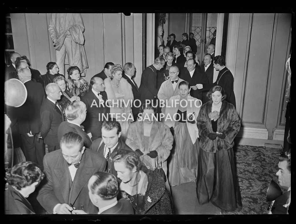 Spettatori nel foyer del Teatro alla Scala in occasione della serata inaugurale della stagione lirica 1952-1953 con l'opera "Macbeth" di Giuseppe Verdi diretta da Victor de Sabata, con la regia di Carl Ebert