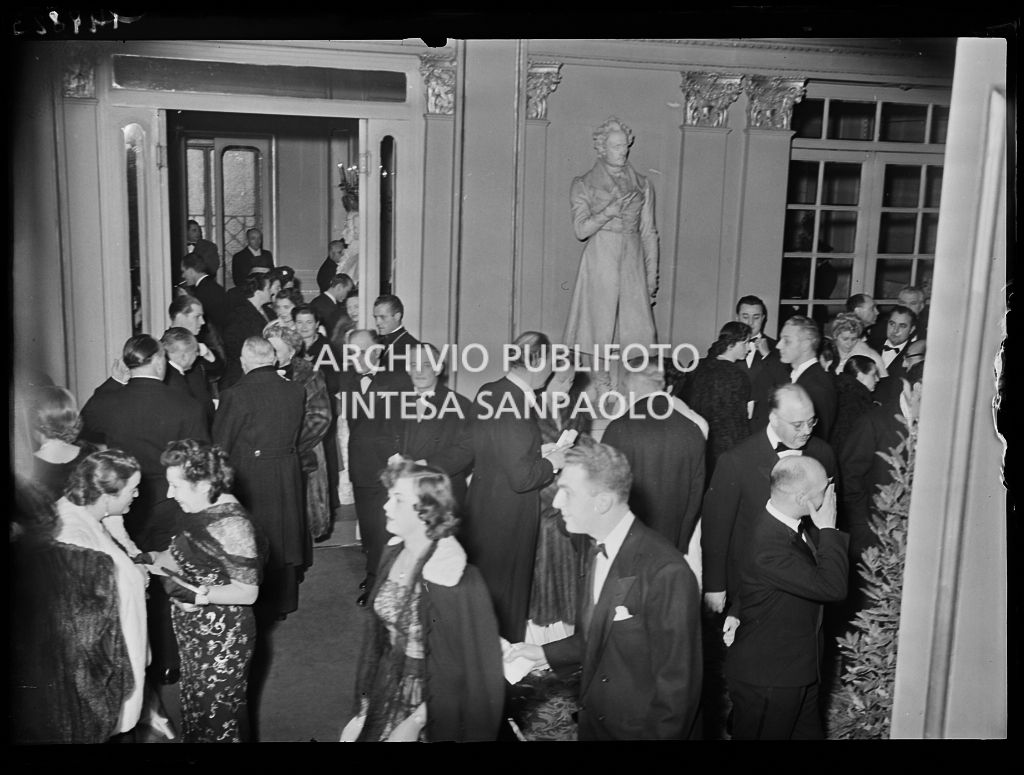 Spettatori nel foyer del Teatro alla Scala in occasione della serata inaugurale della stagione lirica 1952-1953 con l'opera "Macbeth" di Giuseppe Verdi diretta da Victor de Sabata, con la regia di Carl Ebert