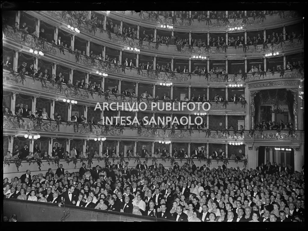 Vista sulla platea e i palchi del Teatro alla scala, gremiti di gente, in occasione della serata inaugurale della stagione lirica 1952-1953 con l'opera "Macbeth" di Giuseppe Verdi diretta da Victor de Sabata, con la regia di Carl Ebert