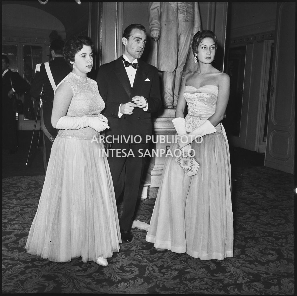 La signorina Rossi Cerri e Giuliana Brenner al Teatro alla Scala in occasione della serata inaugurale della stagione lirica 1953-1954 con l'opera "La Wally", di Alfredo Catalani, diretta da Carlo Maria Giulini, con la regia di Tatiana Pavlova