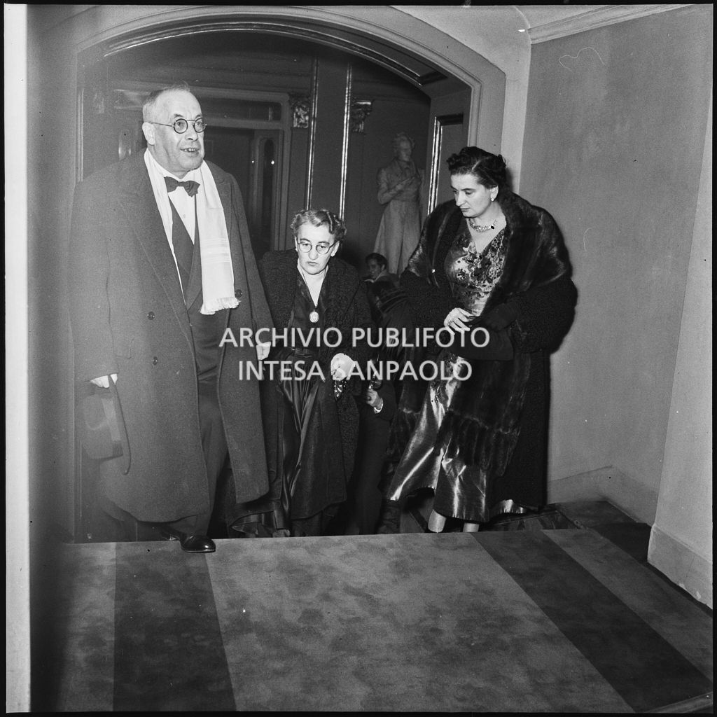 L'arrivo dell'onorevole Malvestiti al Teatro alla Scala in occasione della serata inaugurale della stagione lirica 1953-1954 con l'opera "La Wally", di Alfredo Catalani, diretta da Carlo Maria Giulini, con la regia di Tatiana Pavlova