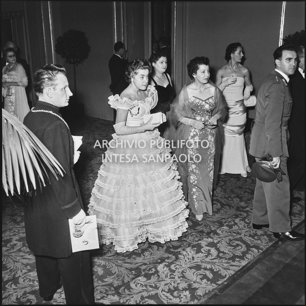 Iride e Nadia Zanotti nel foyer del Teatro alla Scala in occasione della serata inaugurale della stagione lirica 1953-1954 con l'opera "La Wally", di Alfredo Catalani, diretta da Carlo Maria Giulini, con la regia di Tatiana Pavlova
