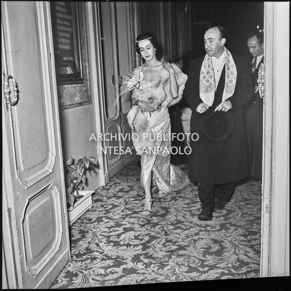La marchesa Garroni Carbonara nel foyer del Teatro alla Scala in occasione della serata inaugurale della stagione lirica 1953-1954 con l'opera "La Wally", di Alfredo Catalani, diretta da Carlo Maria Giulini, con la regia di Tatiana Pavlova