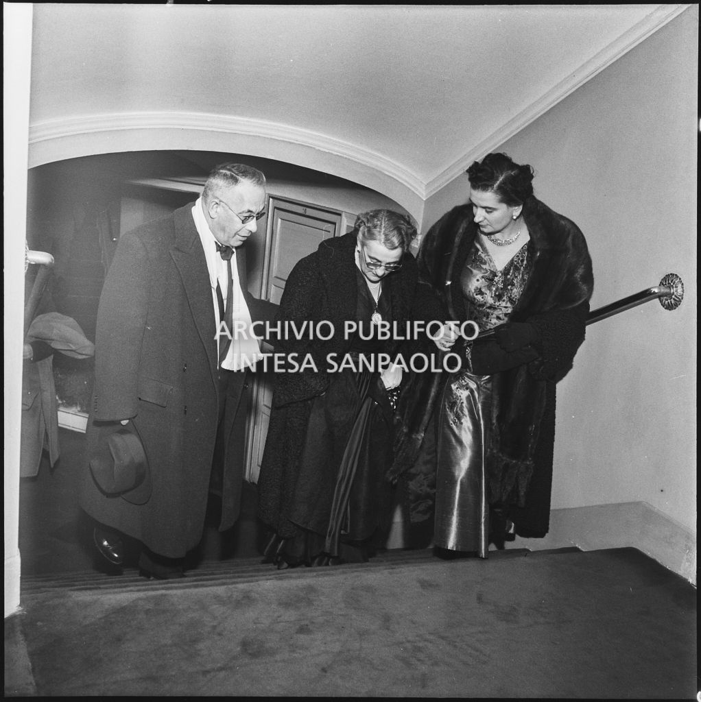 L'onorevole Malvestiti al Teatro alla Scala in occasione della serata inaugurale della stagione lirica 1953-1954 con l'opera "La Wally", di Alfredo Catalani, diretta da Carlo Maria Giulini, con la regia di Tatiana Pavlova
