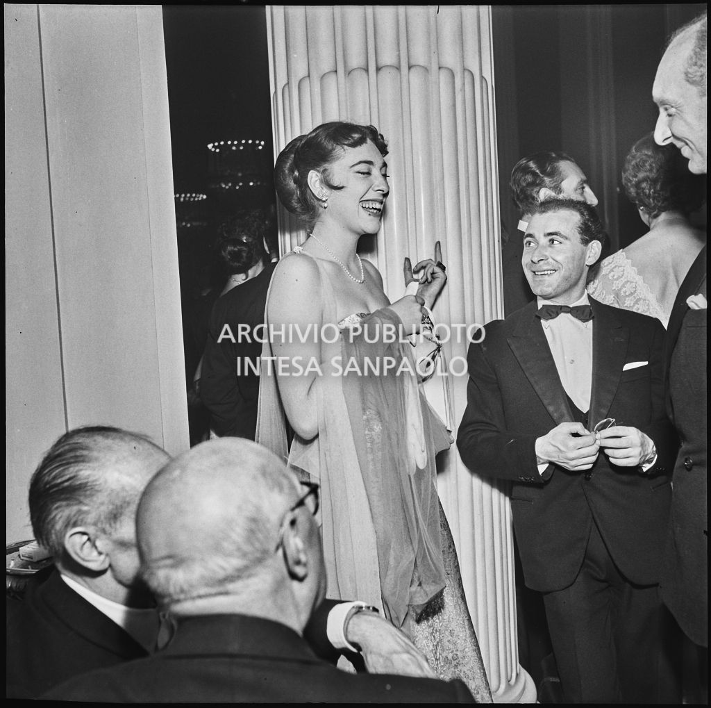 Belen Marshall al Teatro alla Scala in occasione della serata inaugurale della stagione lirica 1953-1954 con l'opera "La Wally", di Alfredo Catalani, diretta da Carlo Maria Giulini, con la regia di Tatiana Pavlova
