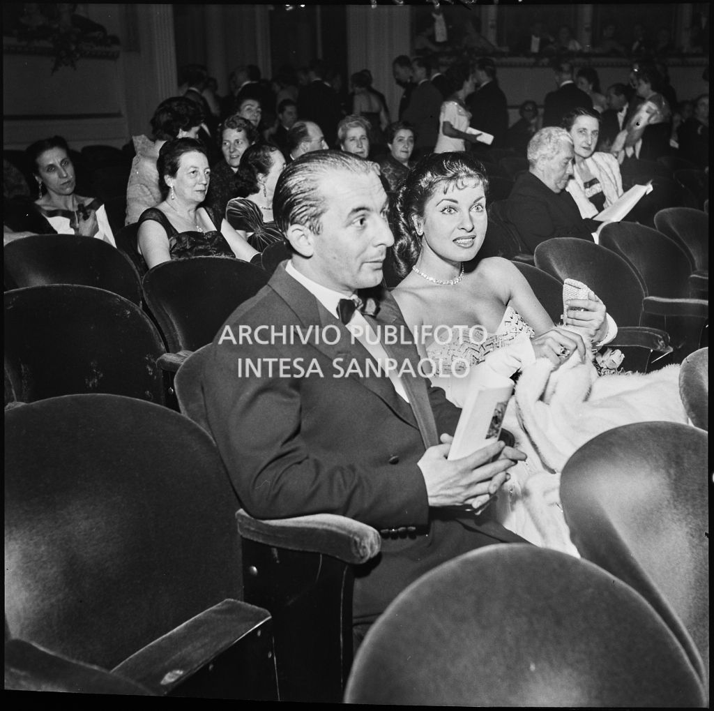Silvana Pampanini in platea al Teatro alla Scala in occasione dell'inaugurazione della stagione lirica 1953-1954 con l'opera "La Wally", di Alfredo Catalani, diretta da Carlo Maria Giulini, con la regia di Tatiana Pavlova