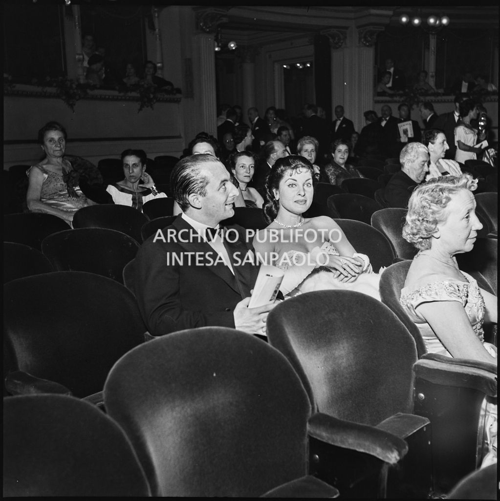 Silvana Pampanini in platea al Teatro alla Scala in occasione dell'inaugurazione della stagione lirica 1953-1954 con l'opera "La Wally", di Alfredo Catalani, diretta da Carlo Maria Giulini, con la regia di Tatiana Pavlova