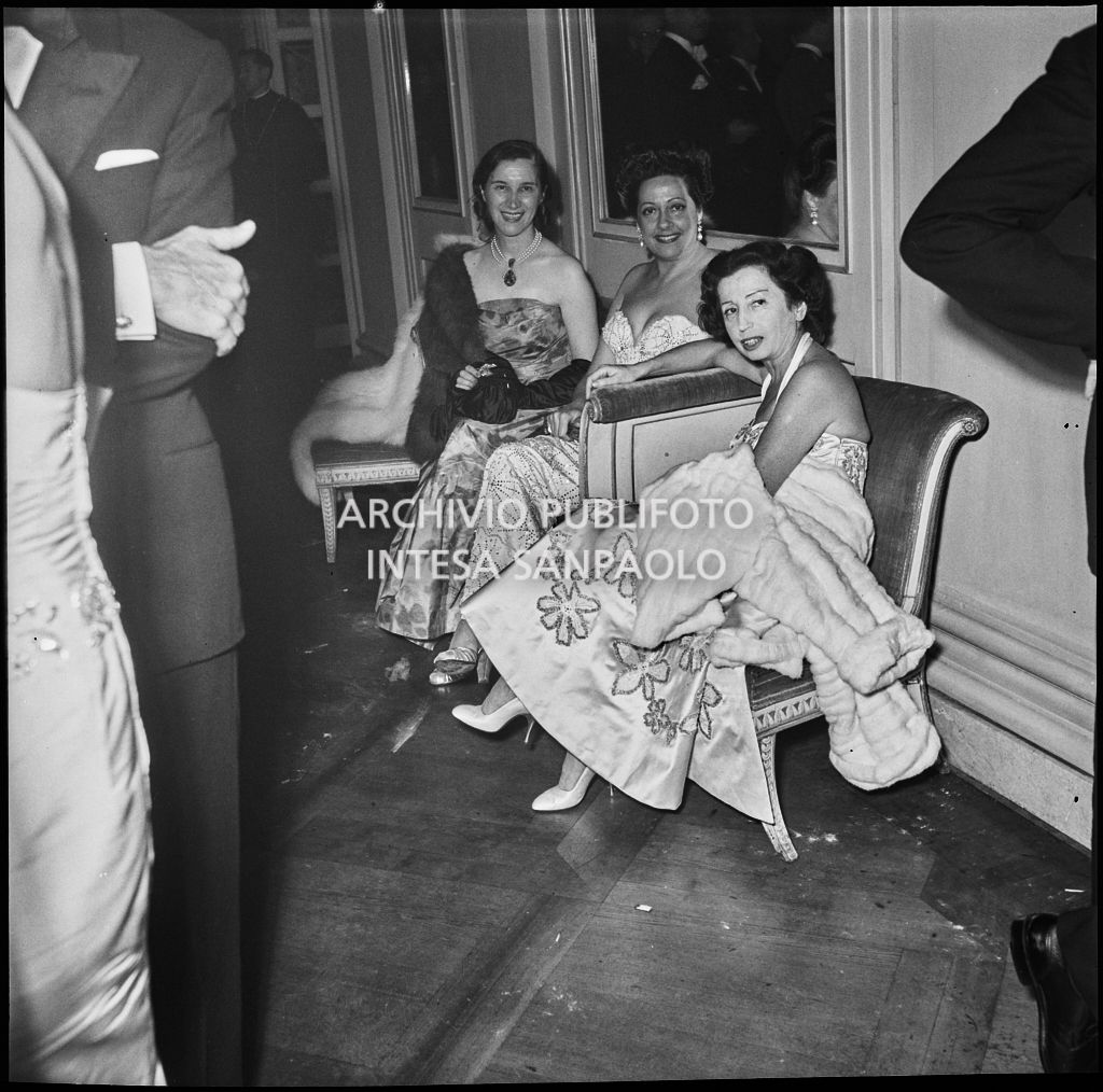 Le signore Zingone e Pagiara su un divanetto al Teatro alla Scala in occasione della serata inaugurale della stagione lirica 1953-1954 con l'opera "La Wally", di Alfredo Catalani, diretta da Carlo Maria Giulini, con la regia di Tatiana Pavlova