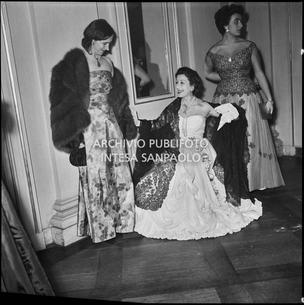 Angela Maria Scaltriti, Eliana de Sabata ed un'altra spettatrice al Teatro alla Scala, in occasione della serata inaugurale della stagione lirica 1953-1954 con l'opera "La Wally", di Alfredo Catalani, diretta da Carlo Maria Giulini, con la regia di Tatiana Pavlova