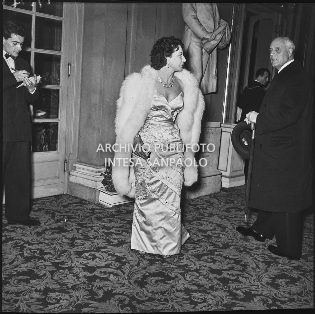 La baronessa Bianca Maria Hubner al Teatro alla Scala in occasione della serata inaugurale della stagione lirica 1953-1954 con l'opera "La Wally", di Alfredo Catalani, diretta da Carlo Maria Giulini, con la regia di Tatiana Pavlova