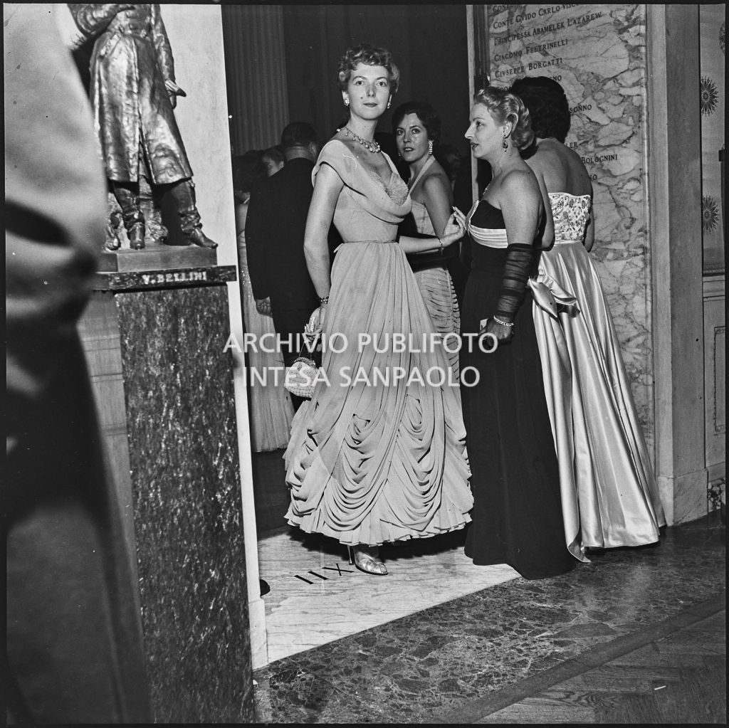 Le signore Smiderle e Bernasconi al Teatro alla Scala in occasione della serata inaugurale della stagione lirica 1953-1954 con l'opera "La Wally", di Alfredo Catalani, diretta da Carlo Maria Giulini, con la regia di Tatiana Pavlova