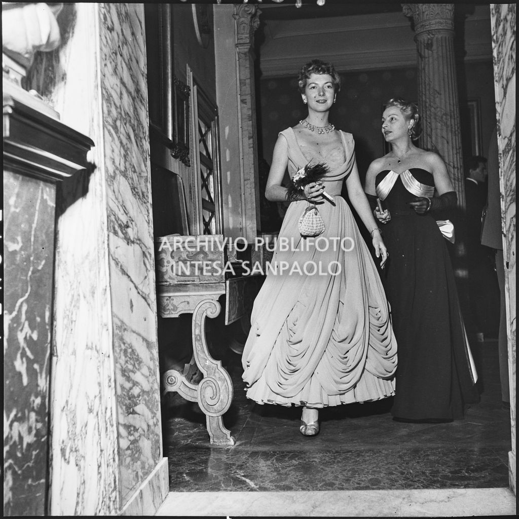 Le signore Smiderle e Bernasconi al Teatro alla Scala in occasione della serata inaugurale della stagione lirica 1953-1954 con l'opera "La Wally", di Alfredo Catalani, diretta da Carlo Maria Giulini, con la regia di Tatiana Pavlova