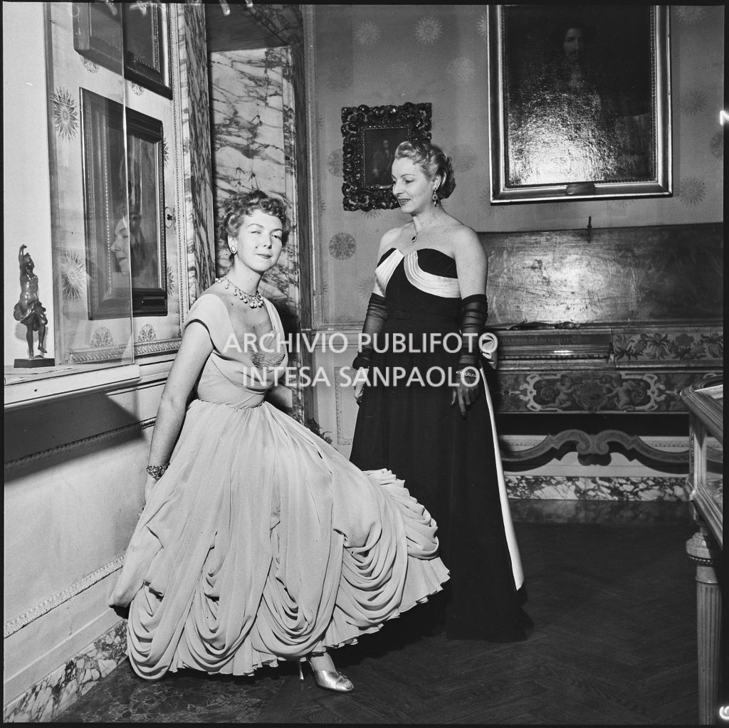 Le signore Bernasconi e Smiderle al museo del Teatro alla Scala in occasione della serata inaugurale della stagione lirica 1953-1954 con l'opera "La Wally", di Alfredo Catalani, diretta da Carlo Maria Giulini, con la regia di Tatiana Pavlova