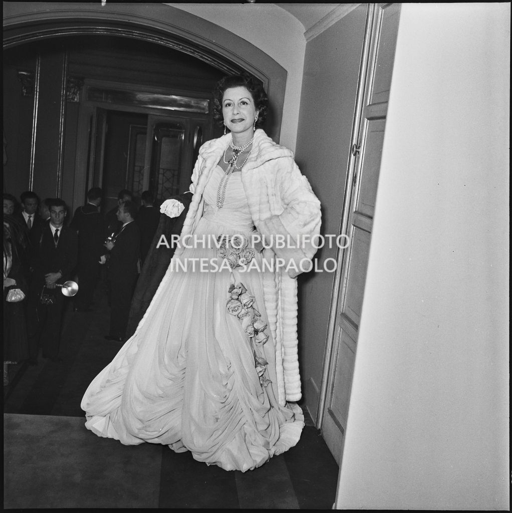 Angela Maria Scaltriti al  Teatro alla Scala in occasione della serata inaugurale della stagione lirica 1953-1954 con l'opera "La Wally", di Alfredo Catalani, diretta da Carlo Maria Giulini, con la regia di Tatiana Pavlova