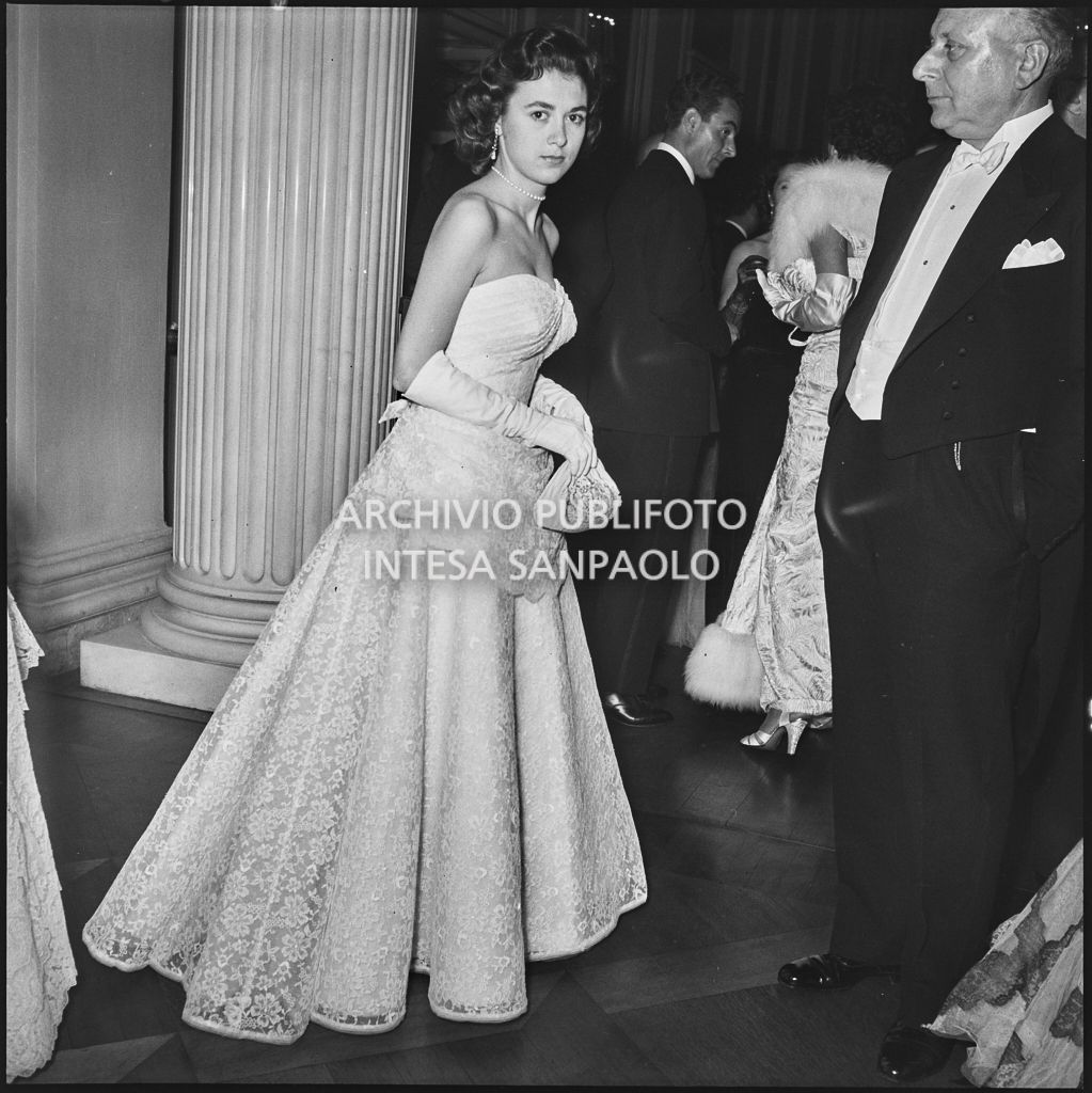 Angela Rannelli al Teatro alla Scala in occasione della serata inaugurale della stagione lirica 1953-1954 con l'opera "La Wally", di Alfredo Catalani, diretta da Carlo Maria Giulini, con la regia di Tatiana Pavlova
