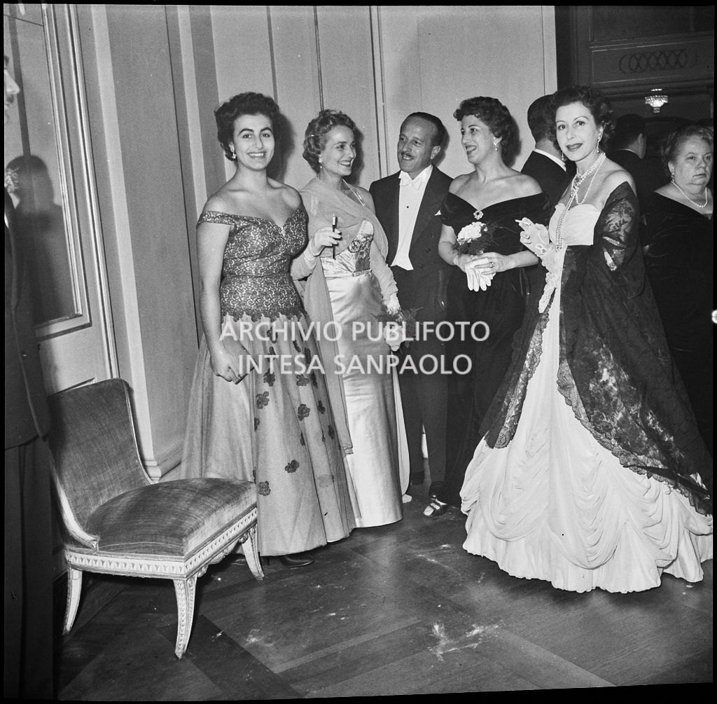 Eliana de Sabata, Angela Maria Scaltriti in compagnia di altri spettatori al Teatro alla Scala in occasione della serata inaugurale della stagione lirica 1953-1954 con l'opera "La Wally", di Alfredo Catalani, diretta da Carlo Maria Giulini, con la regia di Tatiana Pavlova
