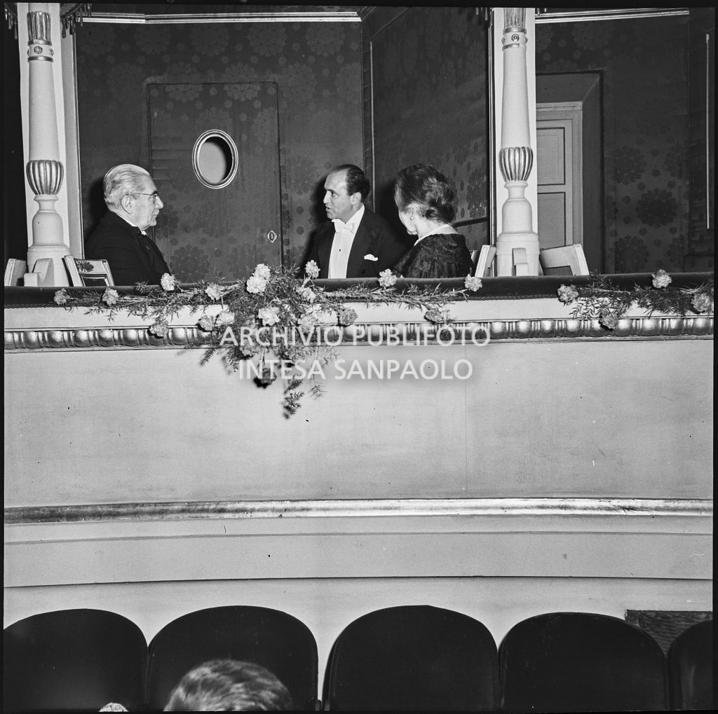 Il sindaco di Milano, Virgilio Ferrari, in compagnia di altri spettatori in un palco del Teatro alla Scala in occasione della serata inaugurale della stagione lirica 1953-1954 con l'opera "La Wally", di Alfredo Catalani, diretta da Carlo Maria Giulini, con la regia di Tatiana Pavlova