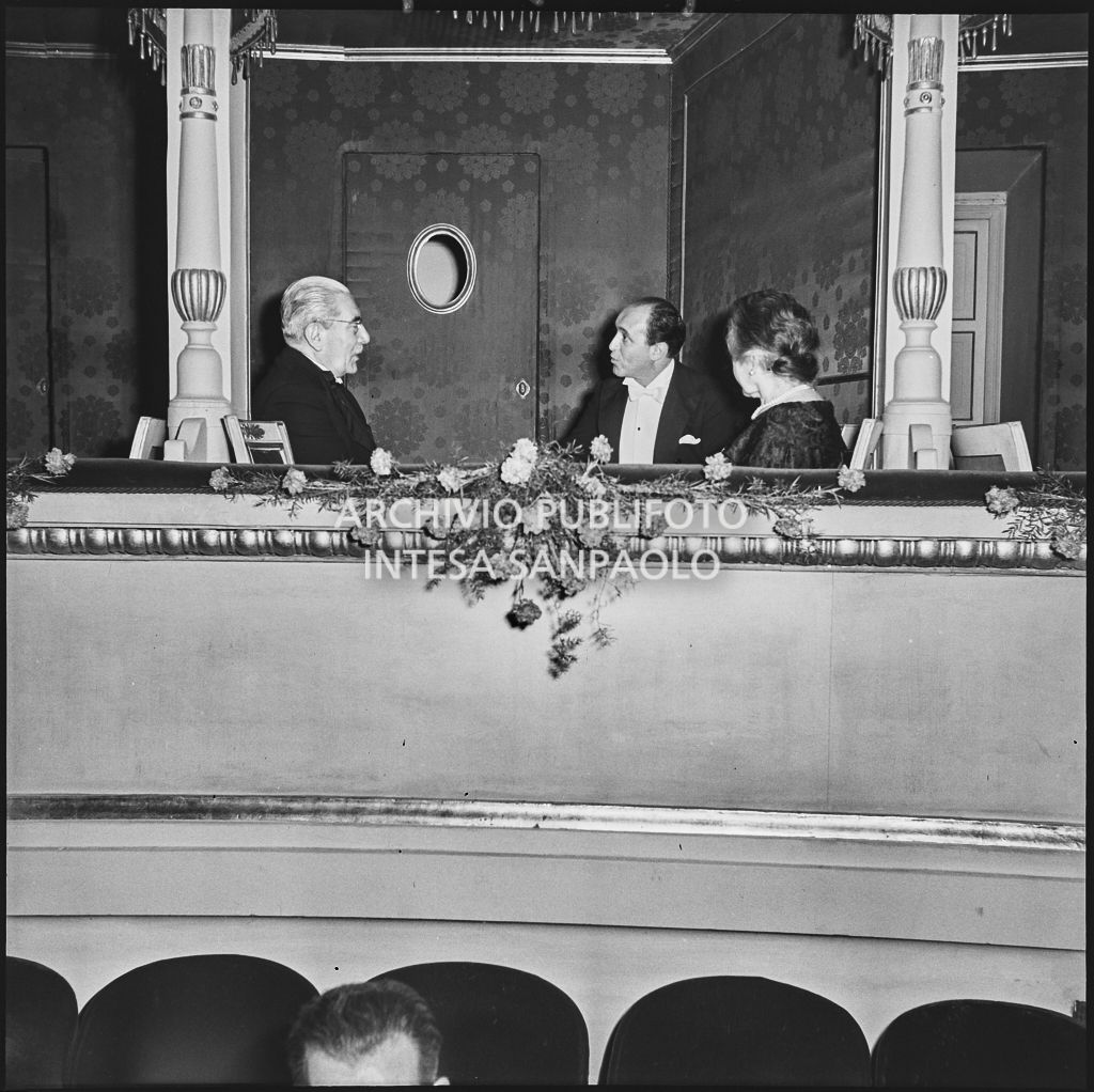 Il sindaco di Milano, Virgilio Ferrari, in compagnia di altri spettatori in un palco del Teatro alla Scala in occasione della serata inaugurale della stagione lirica 1953-1954 con l'opera "La Wally", di Alfredo Catalani, diretta da Carlo Maria Giulini, con la regia di Tatiana Pavlova