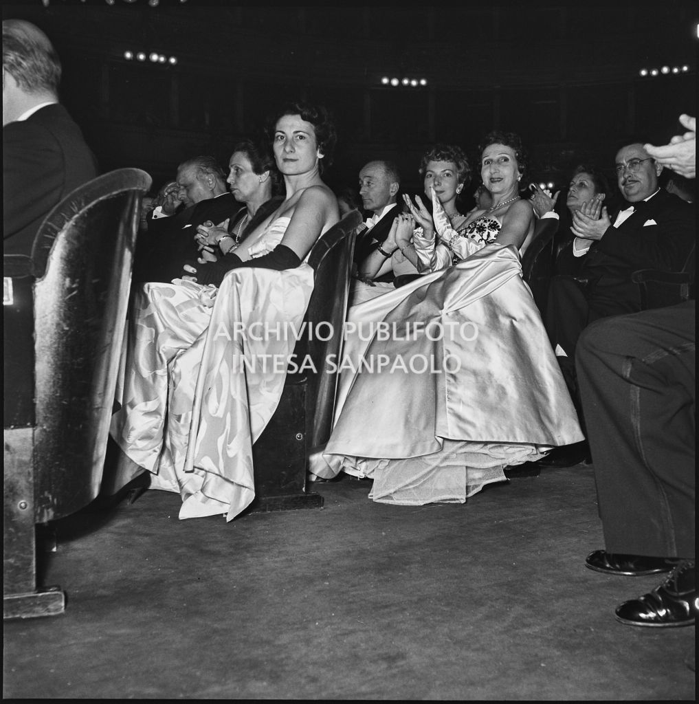 Alcuni spettatori nella platea del Teatro alla Scala in occasione della serata inaugurale della stagione lirica 1953-1954 con l'opera "La Wally", di Alfredo Catalani, diretta da Carlo Maria Giulini, con la regia di Tatiana Pavlova