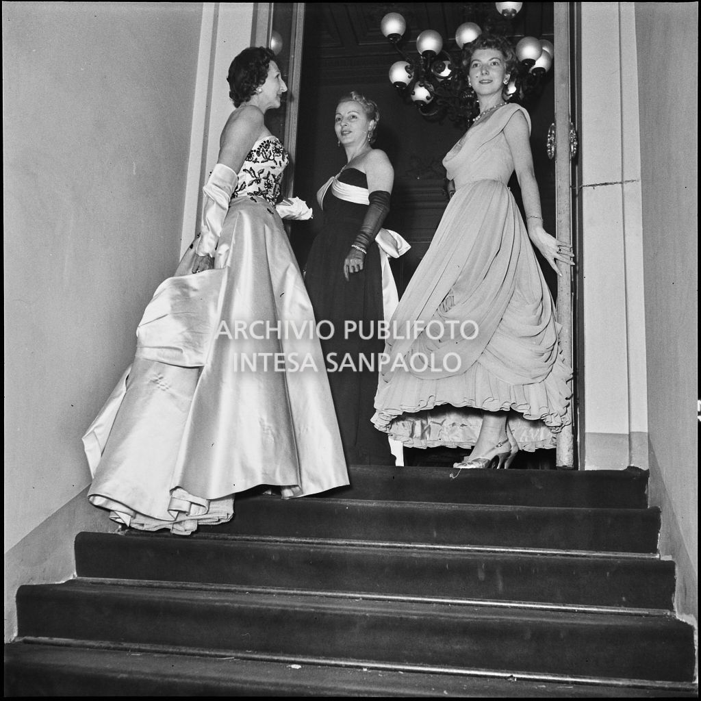Le signore Smiderle e Bernasconi al Teatro alla Scala in occasione della serata inaugurale della stagione lirica 1953-1954 con l'opera "La Wally", di Alfredo Catalani, diretta da Carlo Maria Giulini, con la regia di Tatiana Pavlova