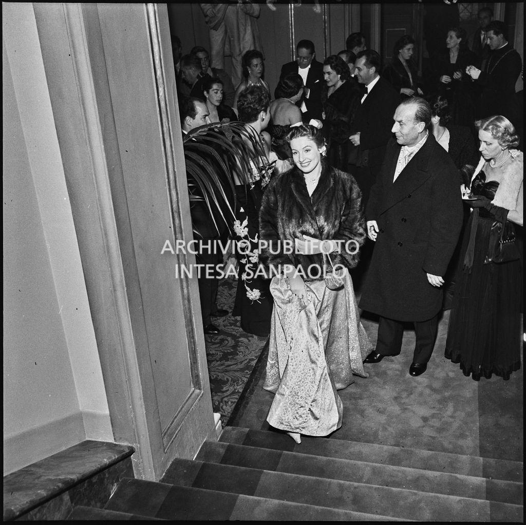 Fulvia Colombo al Teatro alla Scala in occasione della serata inaugurale della stagione lirica 1953-1954 con l'opera "La Wally", di Alfredo Catalani, diretta da Carlo Maria Giulini, con la regia di Tatiana Pavlova