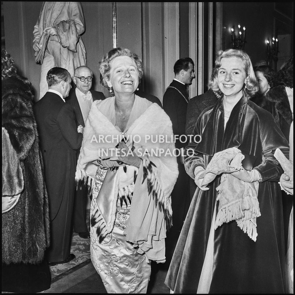 Ingeborg Ferro al Teatro alla Scala in occasione della serata inaugurale della stagione lirica 1953-1954 con l'opera "La Wally", di Alfredo Catalani, diretta da Carlo Maria Giulini, con la regia di Tatiana Pavlova