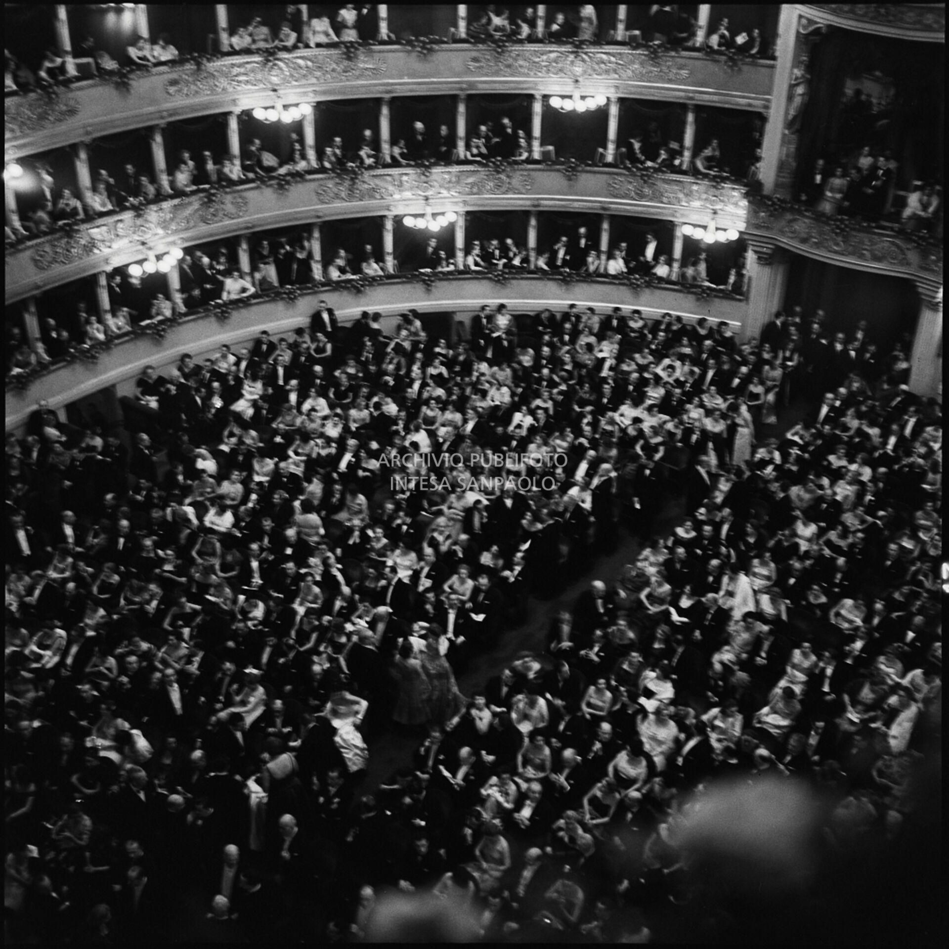 Vista Dal Loggione Sulla Platea Ed I Palchi, Gremiti Di Gente, Del ...