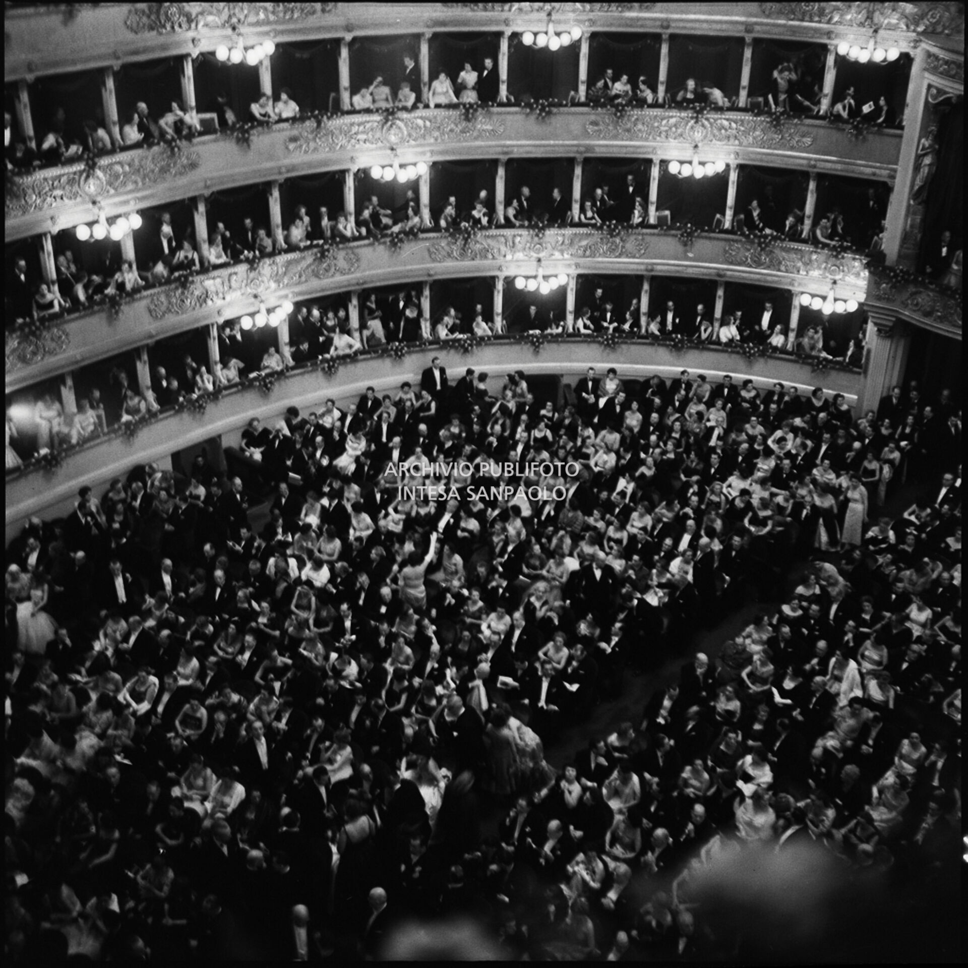 Vista Dal Loggione Del Teatro Alla Scala Sulla Platea Ed I Palchi ...