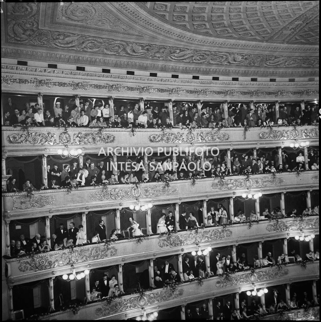 Vista sui palchi del Teatro alla Scala, gremiti di gente, in occasione della serata inaugurale della stagione lirica 1953-1954 con l'opera "La Wally", di Alfredo Catalani, diretta da Carlo Maria Giulini, con la regia di Tatiana Pavlova