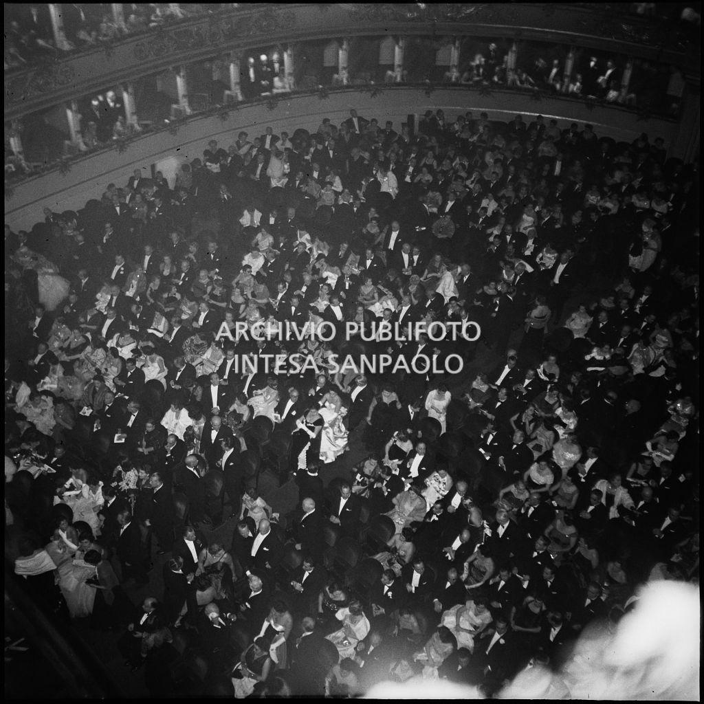 Vista sulla platea del Teatro alla Scala, gremita di gente, in occasione della serata inaugurale della stagione lirica 1953-1954 con l'opera "La Wally", di Alfredo Catalani, diretta da Carlo Maria Giulini, con la regia di Tatiana Pavlova