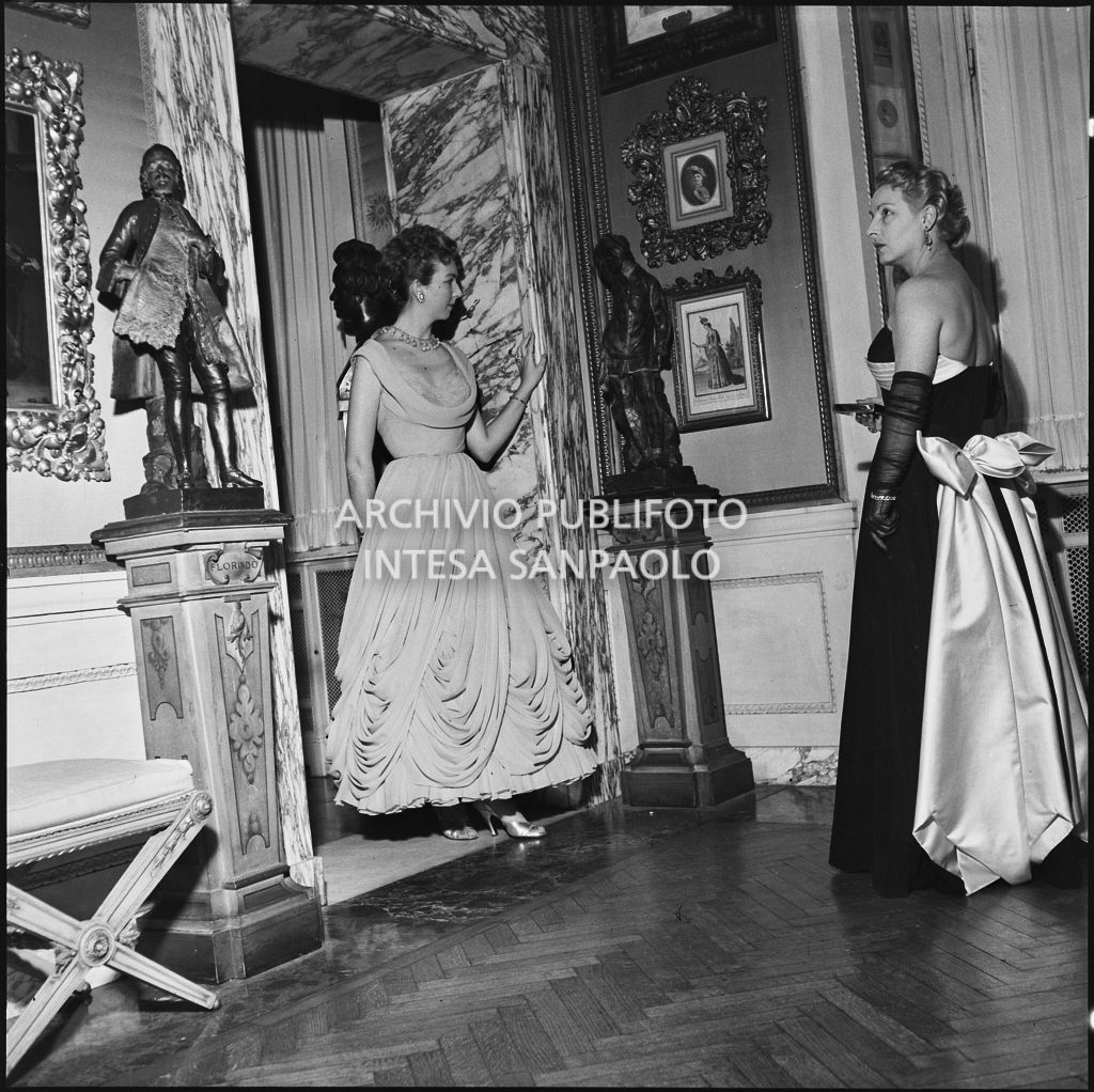 Le signore Smiderle e Bernasconi al museo del Teatro alla Scala in occasione della serata inaugurale della stagione lirica 1953-1954 con l'opera "La Wally", di Alfredo Catalani, diretta da Carlo Maria Giulini, con la regia di Tatiana Pavlova