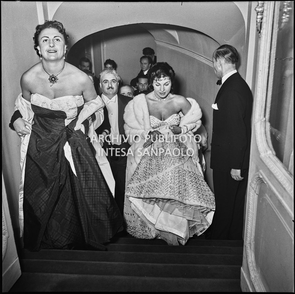 Silvana Pampanini Teatro alla Scala in occasione della serata inaugurale della stagione lirica 1953-1954 con l'opera "La Wally", di Alfredo Catalani, diretta da Carlo Maria Giulini, con la regia di Tatiana Pavlova