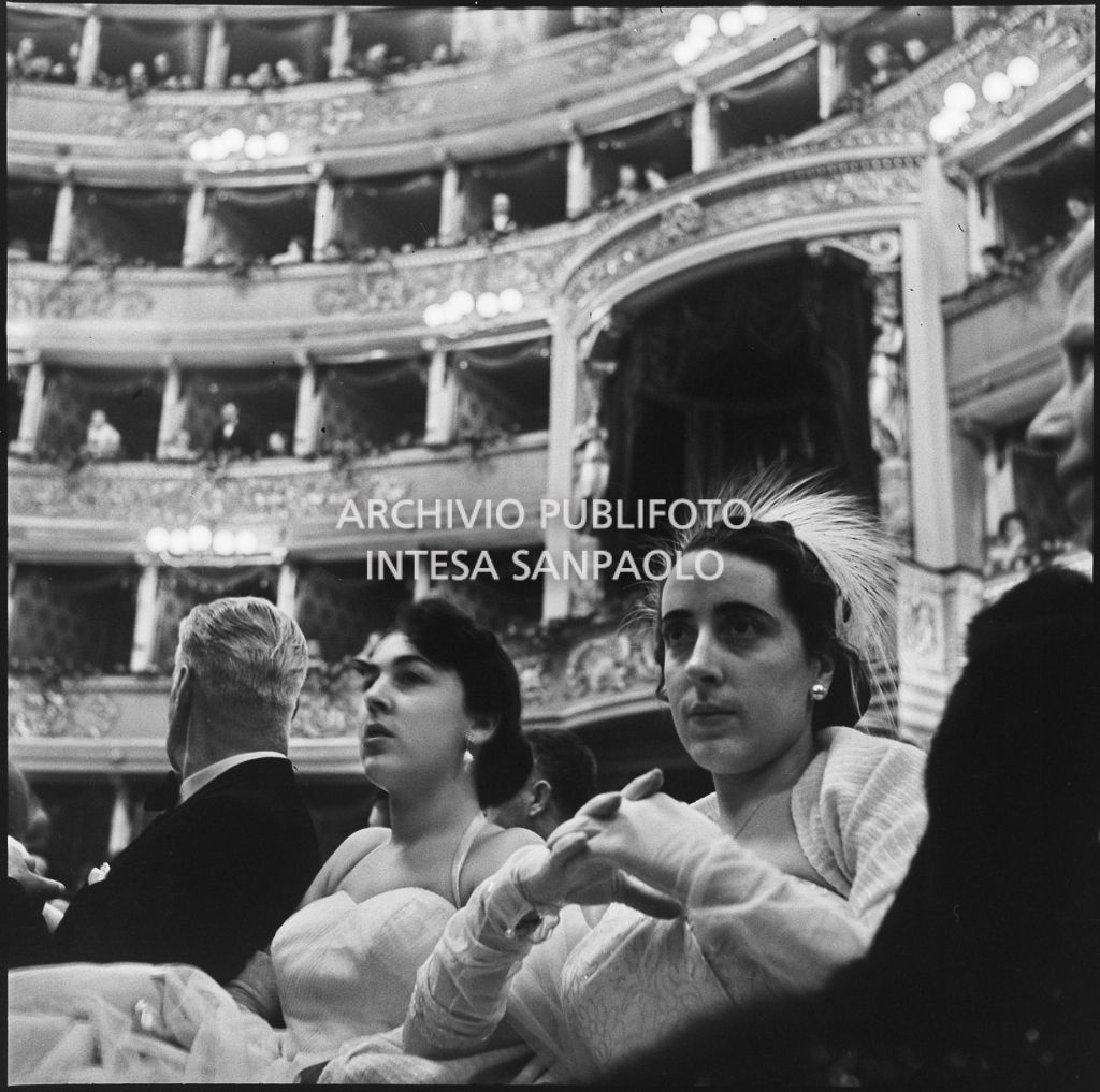 Spettatori seduti in platea al Teatro alla Scala in occasione della serata inaugurale della stagione lirica 1953-1954 con l'opera "La Wally", di Alfredo Catalani, diretta da Carlo Maria Giulini, con la regia di Tatiana Pavlova