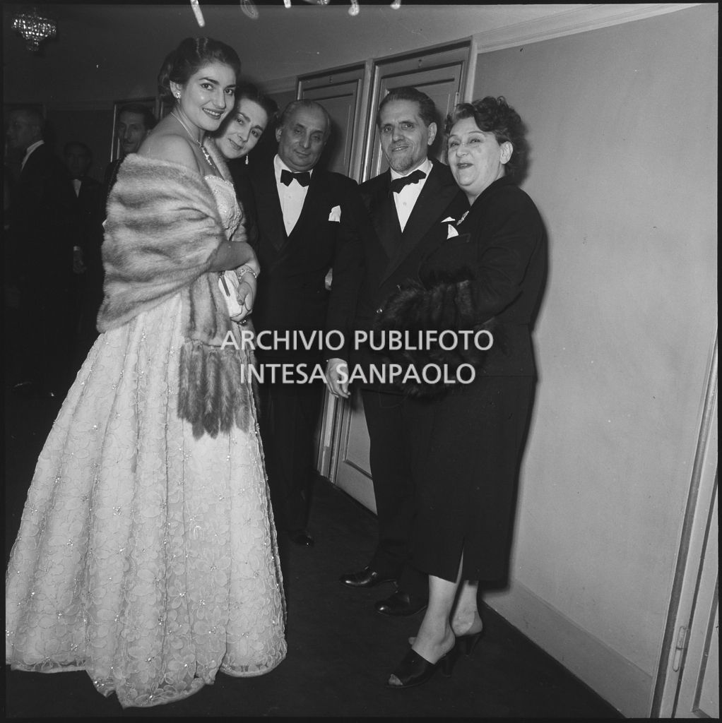Da sinistra, Maria Callas, Wally Toscanini, Teodoro Bubbio, e Tatiana Pavolova al Teatro alla Scala in occasione della serata inaugurale della stagione lirica 1953-1954 con l'opera "La Wally", di Alfredo Catalani, diretta da Carlo Maria Giulini, con la regia di Tatiana Pavlova