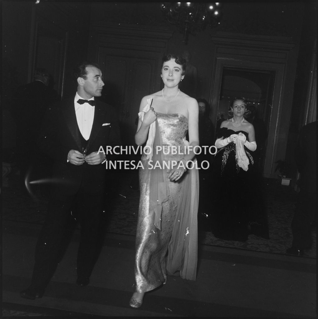 Belen Marshall al Teatro alla Scala in occasione della serata inaugurale della stagione lirica 1953-1954 con l'opera "La Wally", di Alfredo Catalani, diretta da Carlo Maria Giulini, con la regia di Tatiana Pavlova