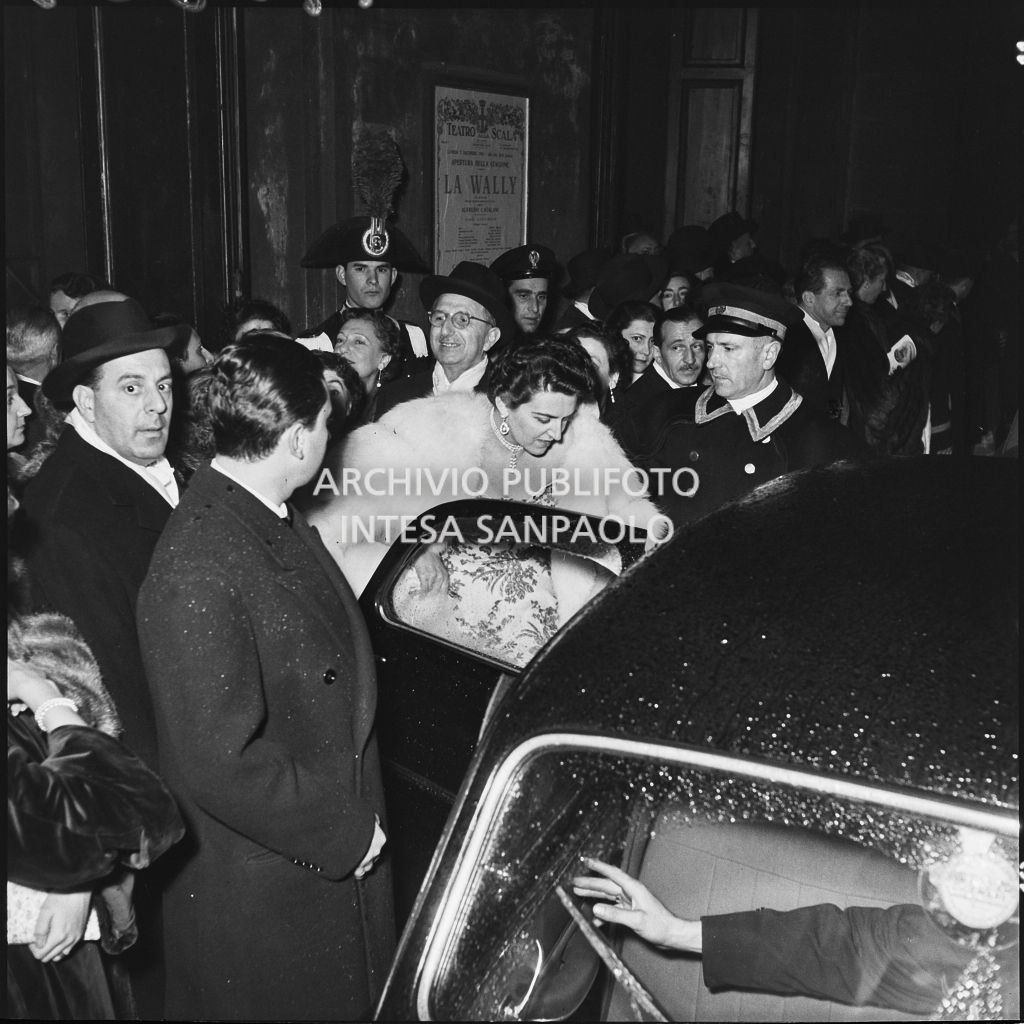 Una spettatrice sale sull'automobile al termine della serata inaugurale della stagione lirica 1953-1954 del Teatro alla Scala con l'opera "La Wally", di Alfredo Catalani, diretta da Carlo Maria Giulini, con la regia di Tatiana Pavlova