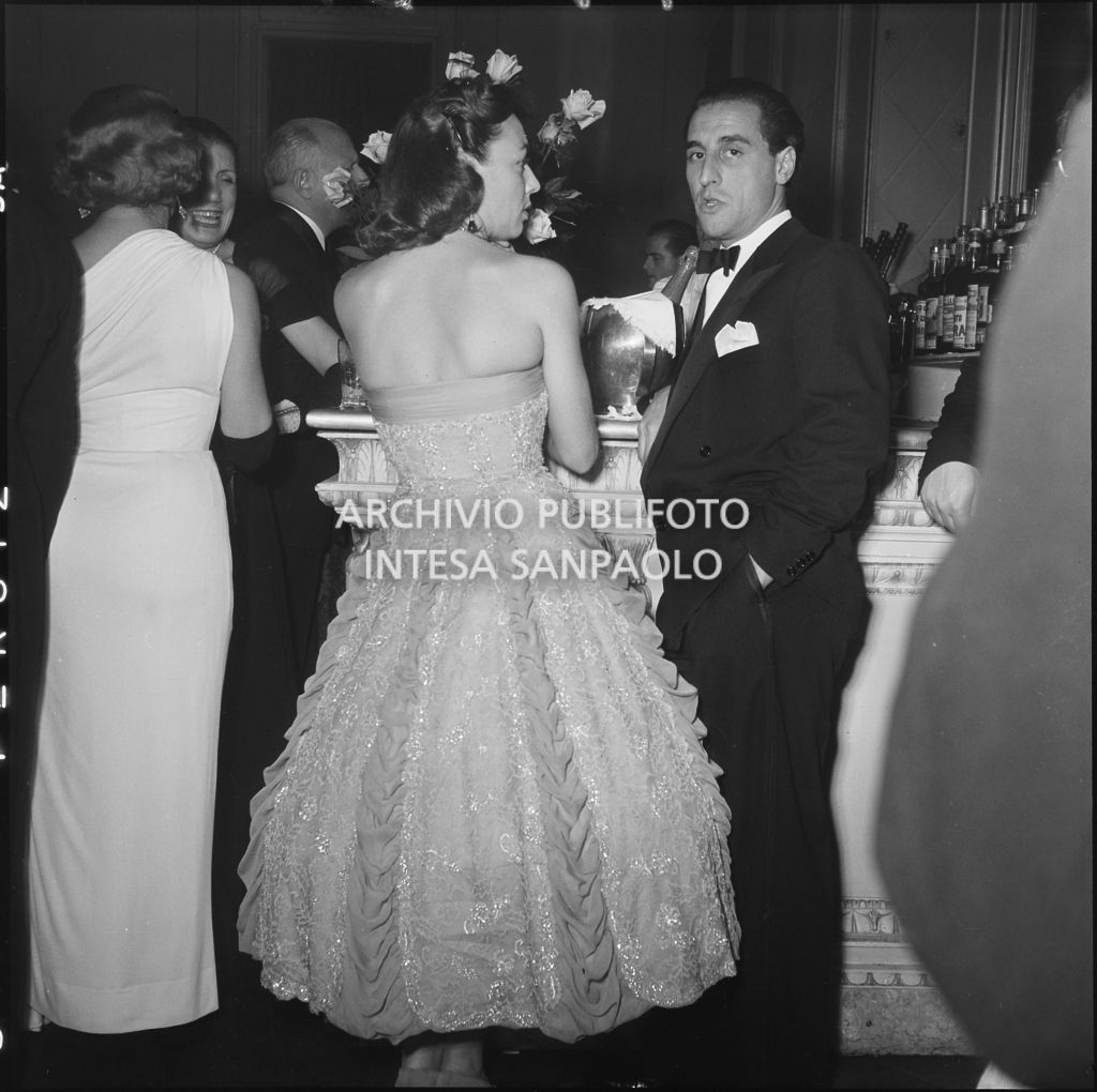 La signora Rizzoli al bar del Teatro alla Scala in occasione della serata inaugurale della stagione lirica 1953-1954 con l'opera "La Wally", di Alfredo Catalani, diretta da Carlo Maria Giulini, con la regia di Tatiana Pavlova