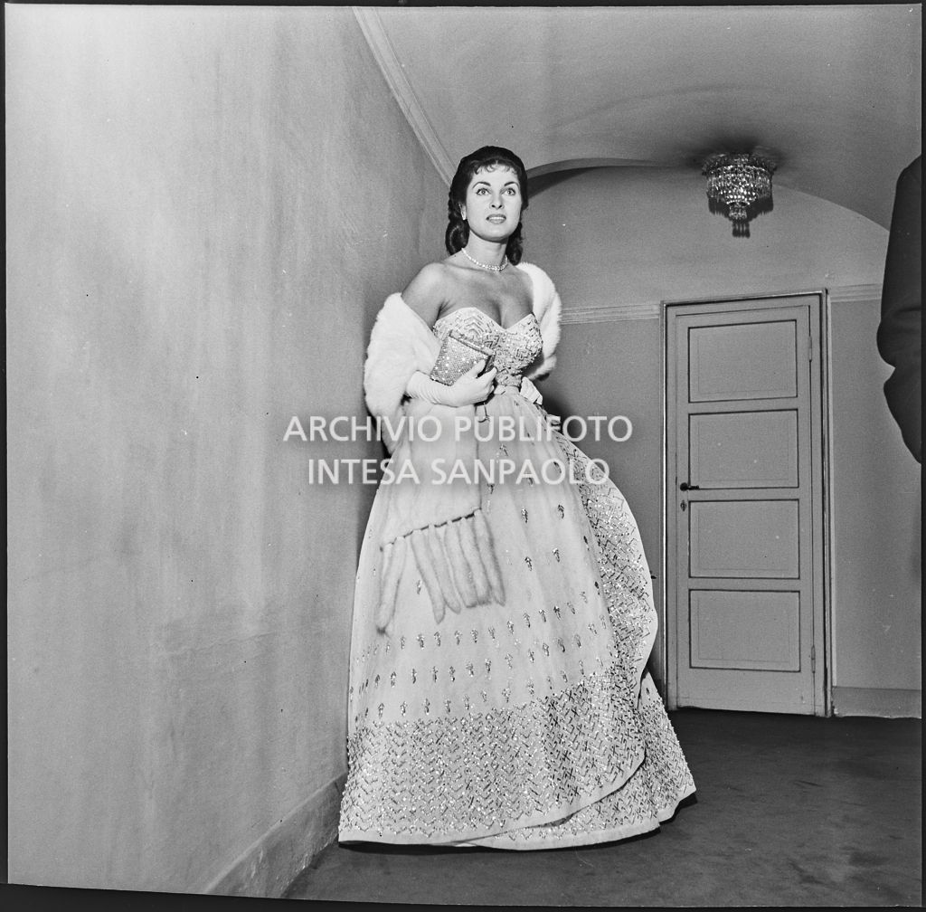 Silvana Pampanini al Teatro alla Scala in occasione dell'inaugurazione della stagione lirica 1953-1954 con l'opera "La Wally", di Alfredo Catalani, diretta da Carlo Maria Giulini, con la regia di Tatiana Pavlova