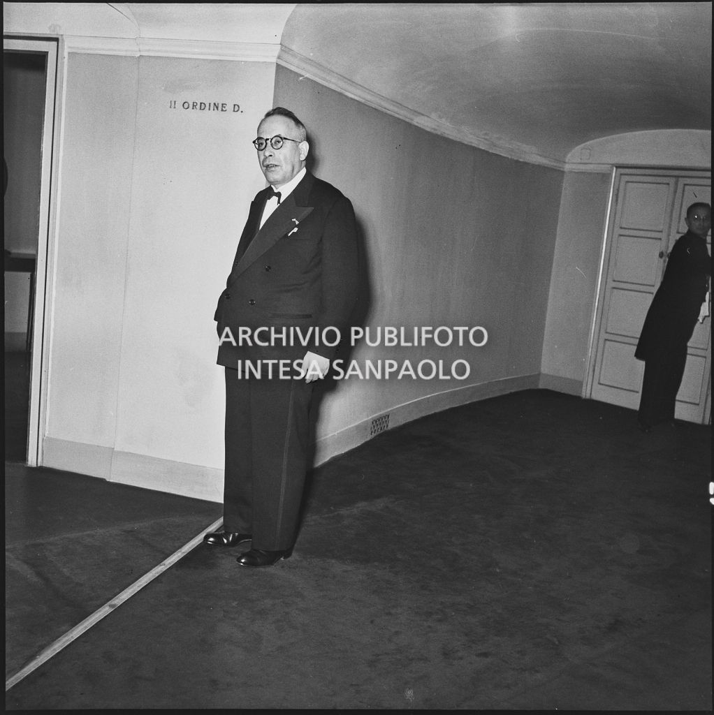 L'onorevole Malvestiti al Teatro alla Scala in occasione della serata inaugurale della stagione lirica 1953-1954 con l'opera "La Wally", di Alfredo Catalani, diretta da Carlo Maria Giulini, con la regia di Tatiana Pavlova