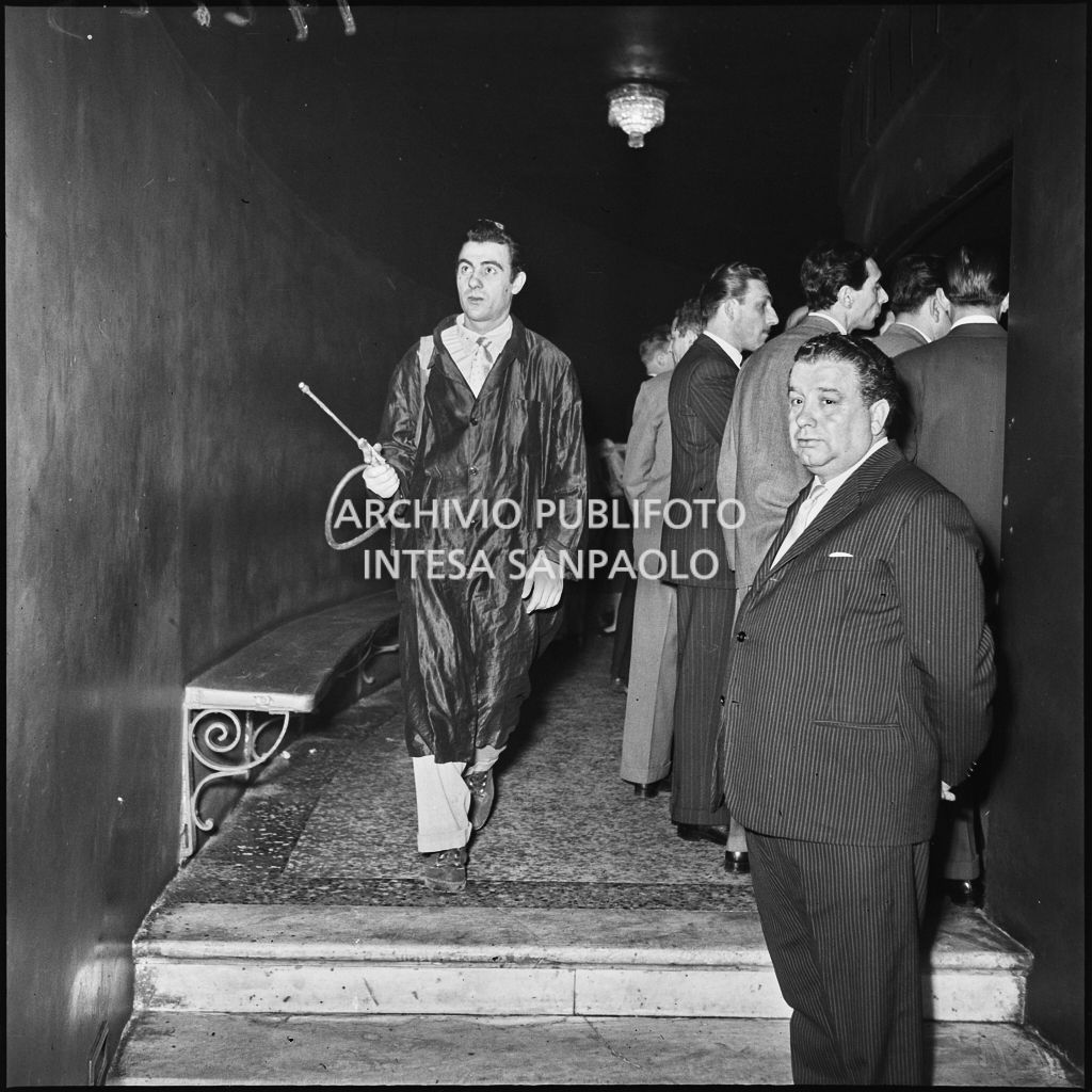 Un lavoratore del Teatro alla Scala nel loggione in occasione della serata inaugurale della stagione lirica 1953-1954 con l'opera "La Wally", di Alfredo Catalani, diretta da Carlo Maria Giulini, con la regia di Tatiana Pavlova