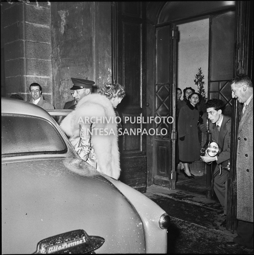 L'arrivo di una spettatrice al Teatro alla Scala in occasione della serata inaugurale della stagione lirica 1953-1954 con l'opera "La Wally", di Alfredo Catalani, diretta da Carlo Maria Giulini, con la regia di Tatiana Pavlova