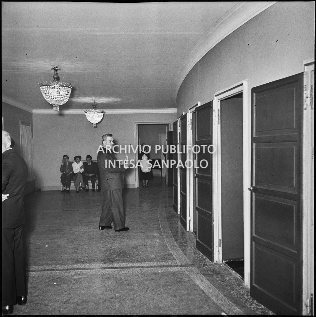 Il loggione del Teatro alla Scala in occasione della serata inaugurale della stagione lirica 1953-1954 con l'opera "La Wally", di Alfredo Catalani, diretta da Carlo Maria Giulini, con la regia di Tatiana Pavlova